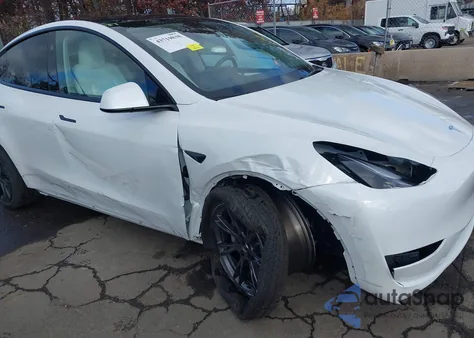 2025 Tesla Model Y Long Range Dual Motor All-Wheel Drive z USA, uszkodzony, nr VIN 7SAYGDEE8SF301889